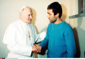 Jan Paweł II odwiedza Alego Agcę w więzieniu